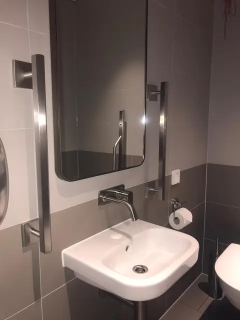 Ensuite Sink Mirror — Klean Touch commercial cleaning, London